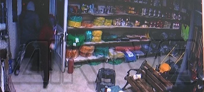 Καρέ-καρέ διάρρηξη σε επιχείρηση οικοδομικών υλικών στις Σέρρες -Με κουκούλες και τσεκούρια (εικόνες, βίντεο)